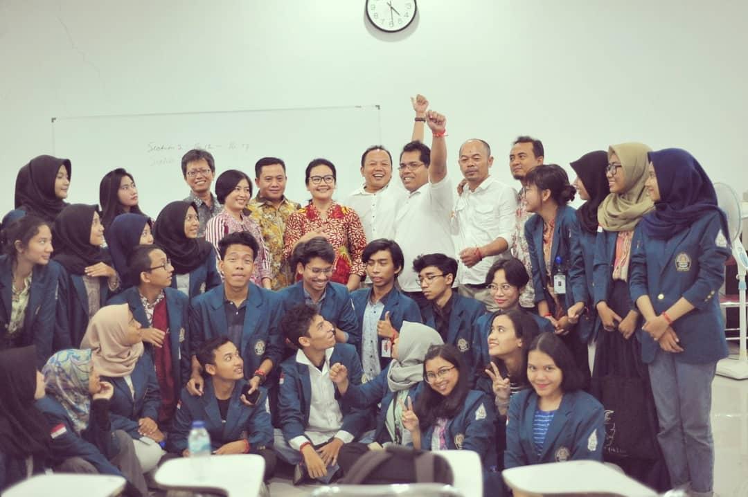 Silaturahmi Pengurus BEM FIB Undip di sekretariat DPP IKA FIB Undip, Jl. Hayamwuruk No. 3 Semarang. Ketua BEM FIB Undip Forsaria Prastika menyampaikan banya terimakasih kepada pengurus DPP IKA FIB Undip yang memberikan sambutan hangat dan ramah.