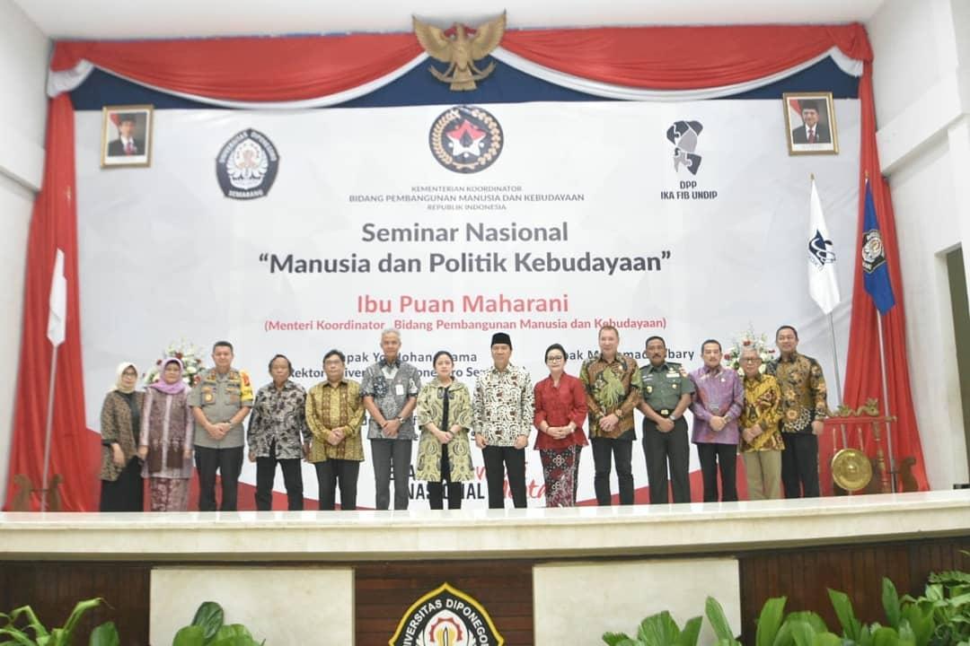 Seminar Nasional "Manusia dan Politik Kebudayaan".